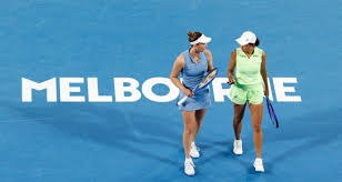 东契奇为一众球迷耐心签名！汤爹：还有哪位超级巨星能做到？