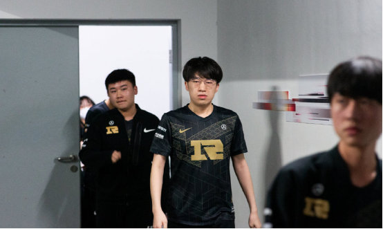 球迷们挥舞 球迷们挥舞