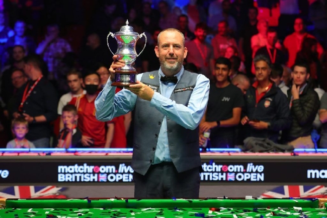 现出强烈的 现出强烈的